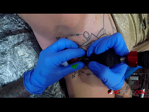 ❤️ Extrem tattooed Hottie Sully Savage krut en Tattoo op hirem Klitoris ❌ Sluts op lb.josporn-com.ru ❤